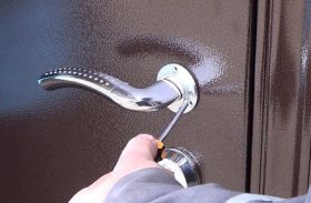 Замена дверной ручки металлической двери в Щербинке